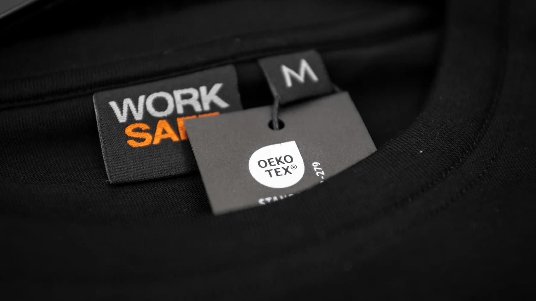 En närbild på Worksafes hangtag för Oeko-Tex